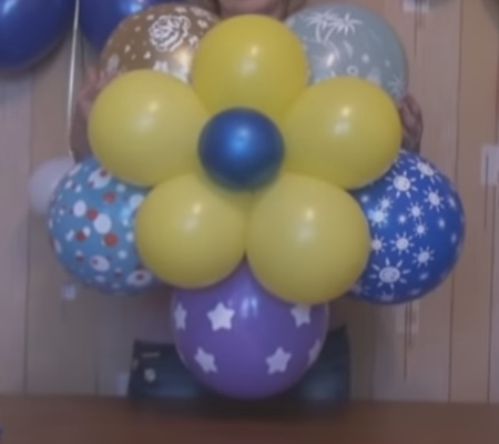 Большой цветок из разных шаров