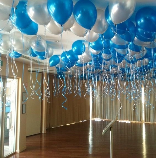 Белые и голубые шары под потолок